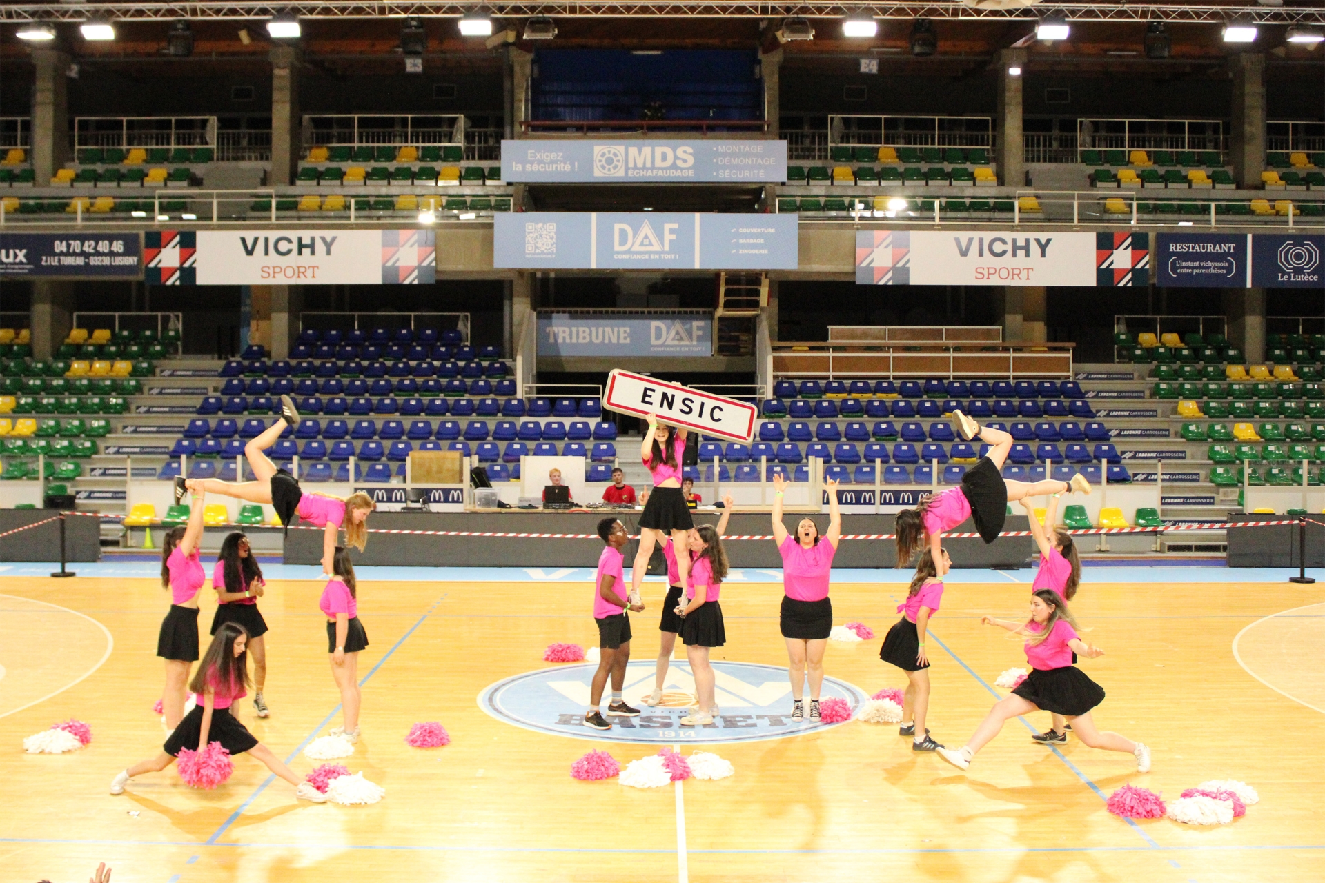 Photo des pompoms de l'ENSIC au TIC 2025